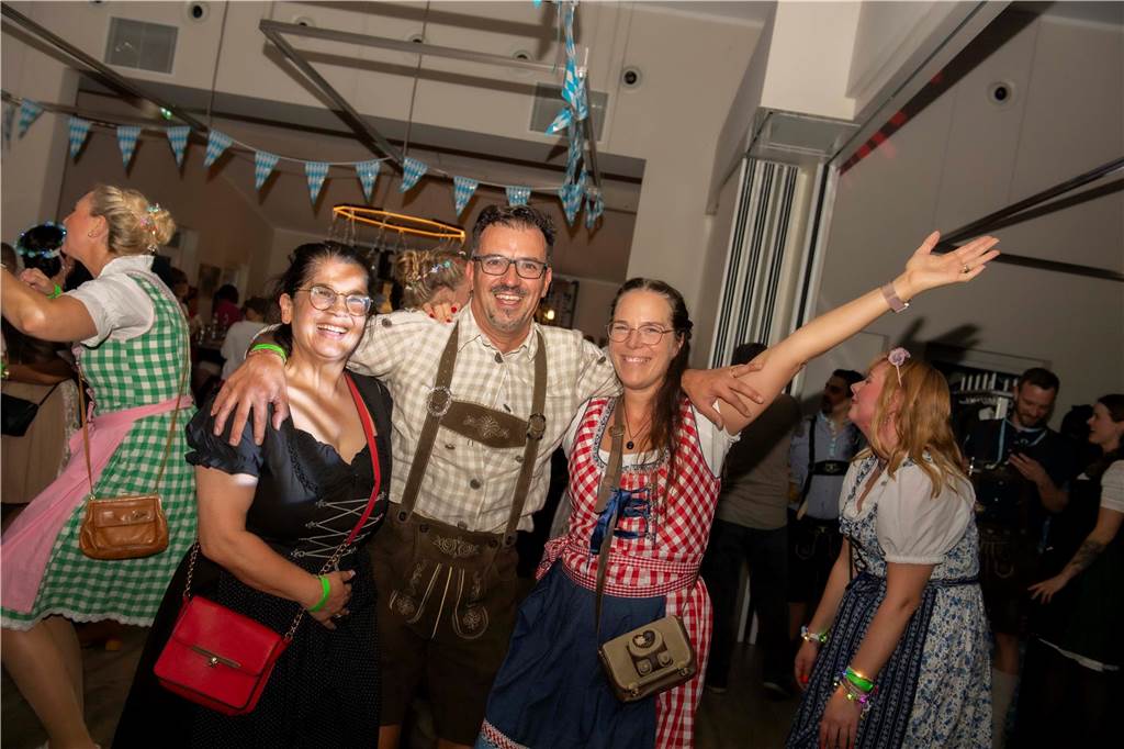 Schöne Bilder vom Oktoberfest der Schützen Haltern: Dirndl und Lederhosen im Gildehaus