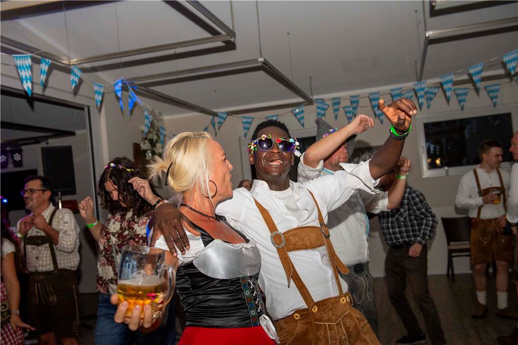 Schöne Bilder vom Oktoberfest der Schützen Haltern: Dirndl und Lederhosen im Gildehaus