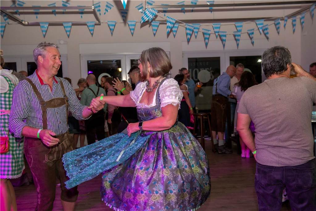 Schöne Bilder vom Oktoberfest der Schützen Haltern: Dirndl und Lederhosen im Gildehaus