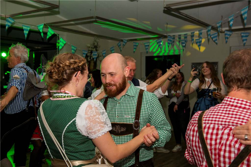 Schöne Bilder vom Oktoberfest der Schützen Haltern: Dirndl und Lederhosen im Gildehaus