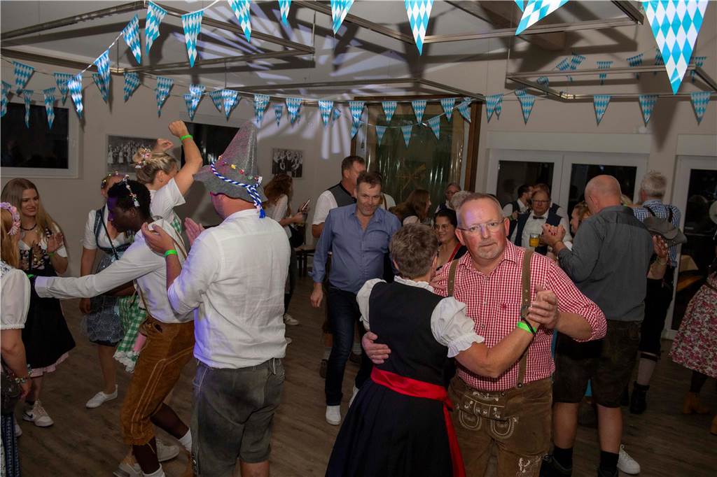 Schöne Bilder vom Oktoberfest der Schützen Haltern: Dirndl und Lederhosen im Gildehaus