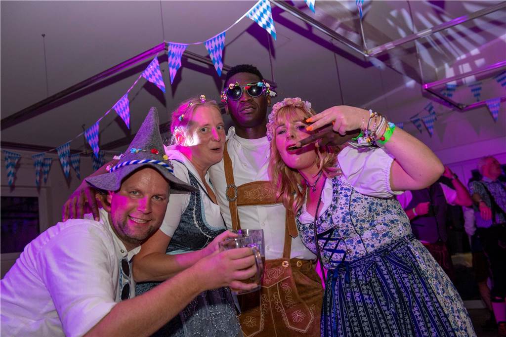 Schöne Bilder vom Oktoberfest der Schützen Haltern: Dirndl und Lederhosen im Gildehaus