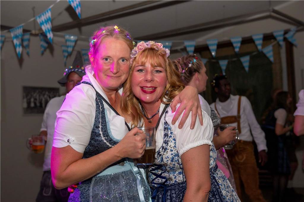 Schöne Bilder vom Oktoberfest der Schützen Haltern: Dirndl und Lederhosen im Gildehaus