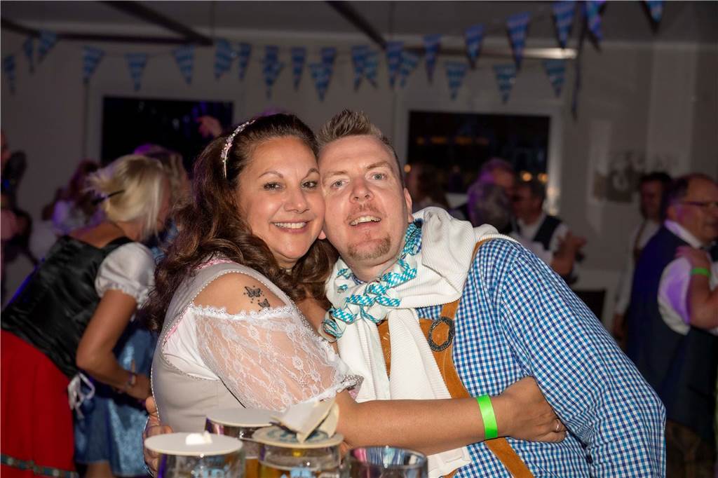 Schöne Bilder vom Oktoberfest der Schützen Haltern: Dirndl und Lederhosen im Gildehaus