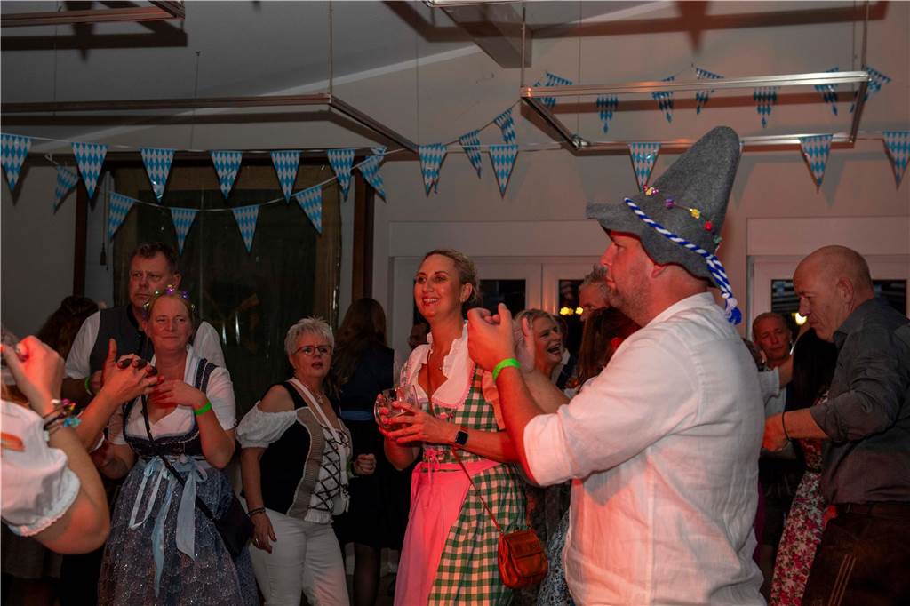 Schöne Bilder vom Oktoberfest der Schützen Haltern: Dirndl und Lederhosen im Gildehaus