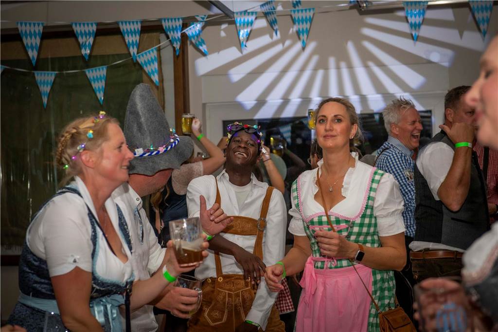 Schöne Bilder vom Oktoberfest der Schützen Haltern: Dirndl und Lederhosen im Gildehaus