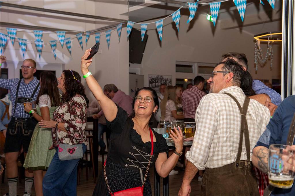 Schöne Bilder vom Oktoberfest der Schützen Haltern: Dirndl und Lederhosen im Gildehaus