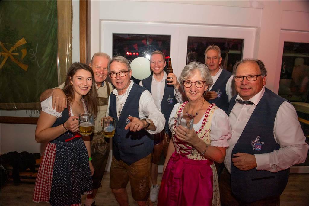 Schöne Bilder vom Oktoberfest der Schützen Haltern: Dirndl und Lederhosen im Gildehaus