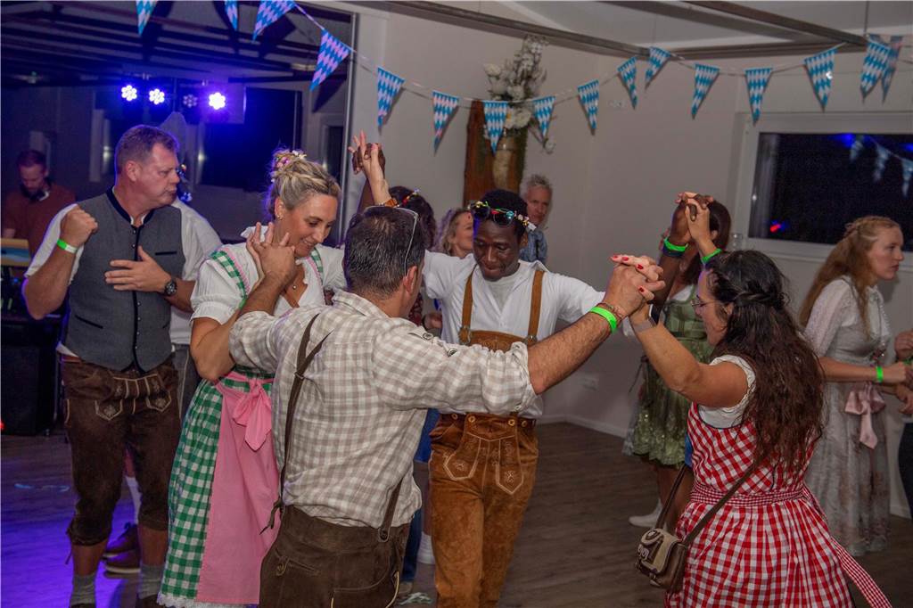 Schöne Bilder vom Oktoberfest der Schützen Haltern: Dirndl und Lederhosen im Gildehaus