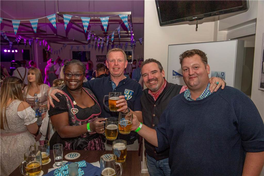 Schöne Bilder vom Oktoberfest der Schützen Haltern: Dirndl und Lederhosen im Gildehaus