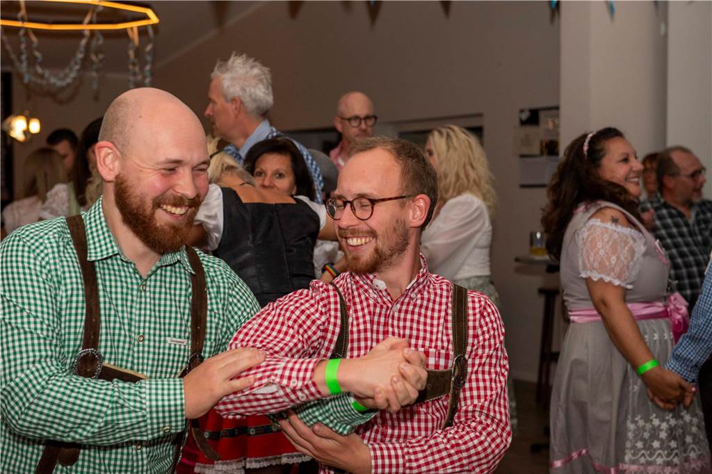 Schöne Bilder vom Oktoberfest der Schützen Haltern: Dirndl und Lederhosen im Gildehaus