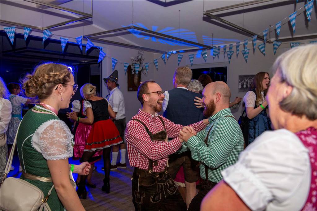 Schöne Bilder vom Oktoberfest der Schützen Haltern: Dirndl und Lederhosen im Gildehaus