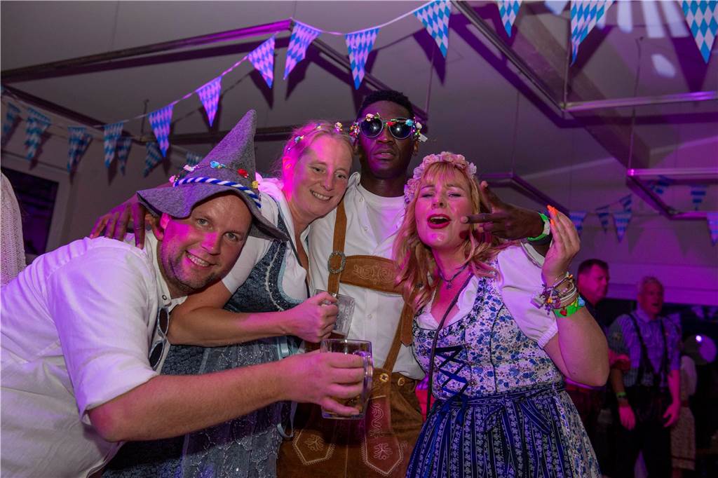 Schöne Bilder vom Oktoberfest der Schützen Haltern: Dirndl und Lederhosen im Gildehaus