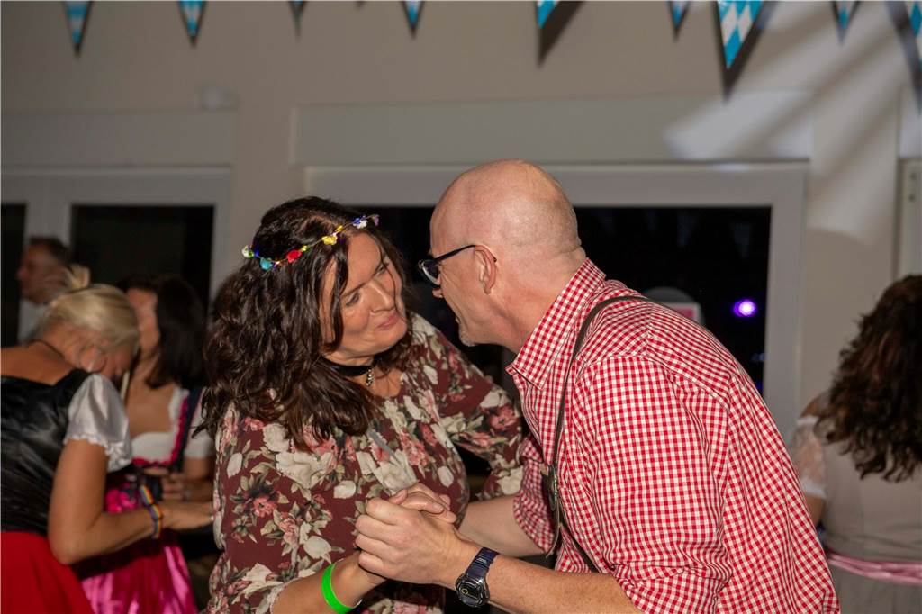 Schöne Bilder vom Oktoberfest der Schützen Haltern: Dirndl und Lederhosen im Gildehaus