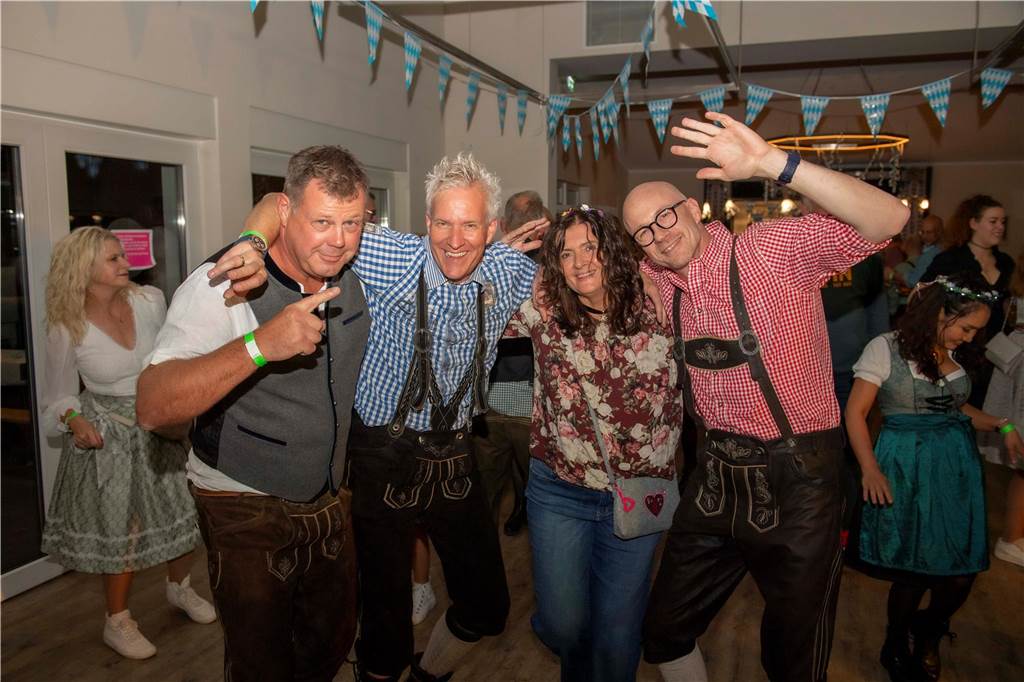Schöne Bilder vom Oktoberfest der Schützen Haltern: Dirndl und Lederhosen im Gildehaus