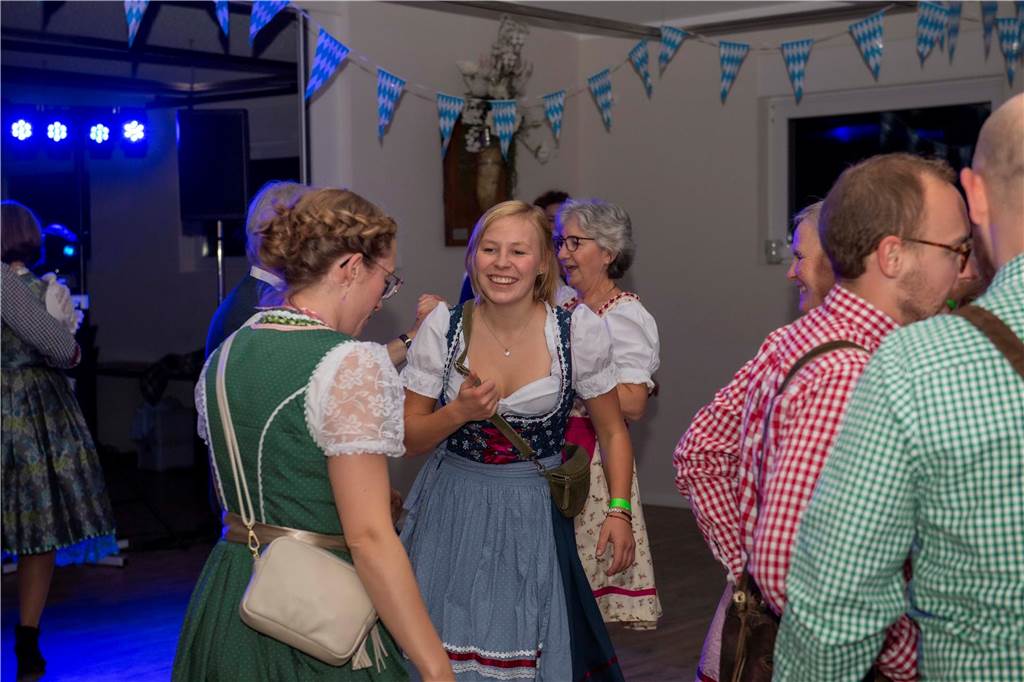 Schöne Bilder vom Oktoberfest der Schützen Haltern: Dirndl und Lederhosen im Gildehaus