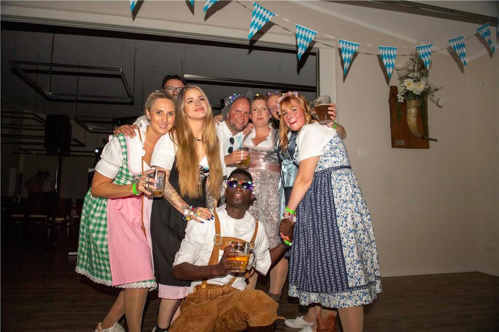 Schöne Bilder vom Oktoberfest der Schützen Haltern: Dirndl und Lederhosen im Gildehaus
