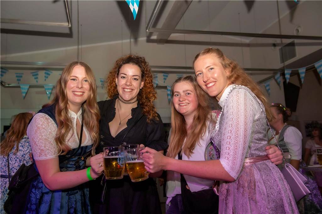 Schöne Bilder vom Oktoberfest der Schützen Haltern: Dirndl und Lederhosen im Gildehaus
