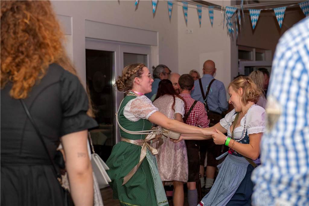 Schöne Bilder vom Oktoberfest der Schützen Haltern: Dirndl und Lederhosen im Gildehaus