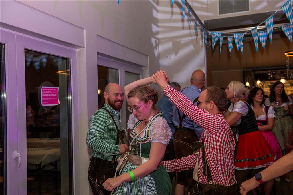 Schöne Bilder vom Oktoberfest der Schützen Haltern: Dirndl und Lederhosen im Gildehaus