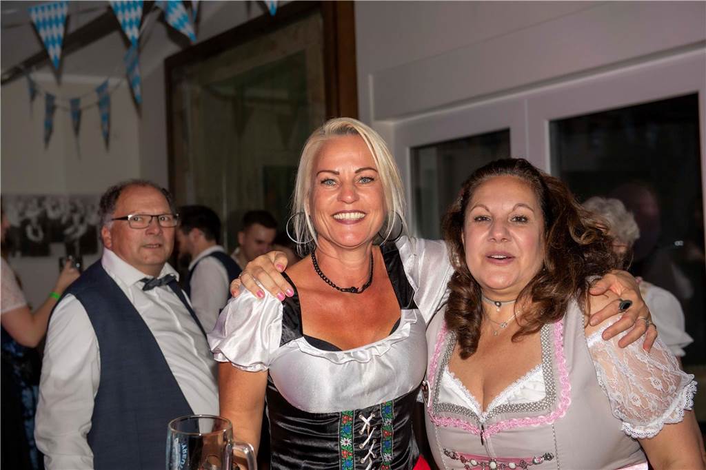 Schöne Bilder vom Oktoberfest der Schützen Haltern: Dirndl und Lederhosen im Gildehaus