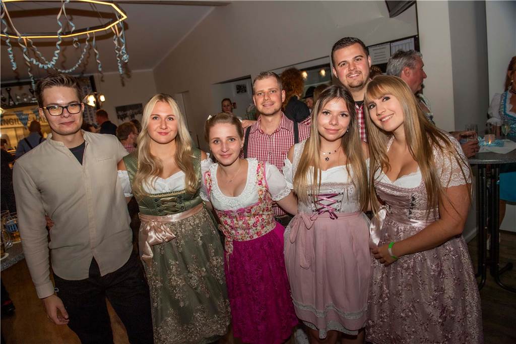 Schöne Bilder vom Oktoberfest der Schützen Haltern: Dirndl und Lederhosen im Gildehaus