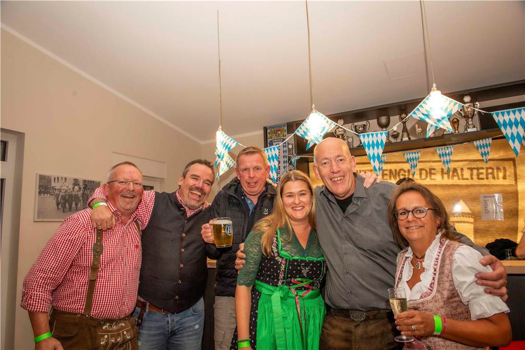 Schöne Bilder vom Oktoberfest der Schützen Haltern: Dirndl und Lederhosen im Gildehaus