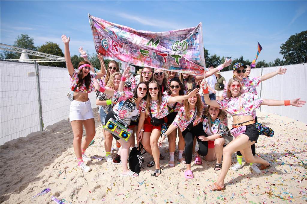 Beim olympischen Einmarsch stellten sich die Teams des Dodgeball Beach Cups in bunten Kostümen vor.