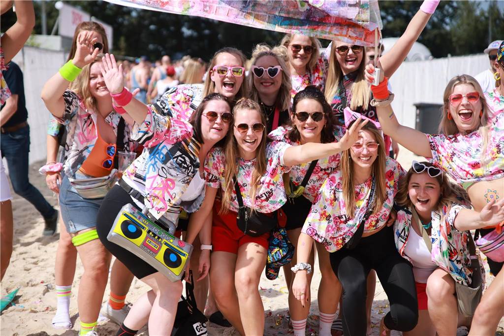 Beim olympischen Einmarsch stellten sich die Teams des Dodgeball Beach Cups in bunten Kostümen vor.