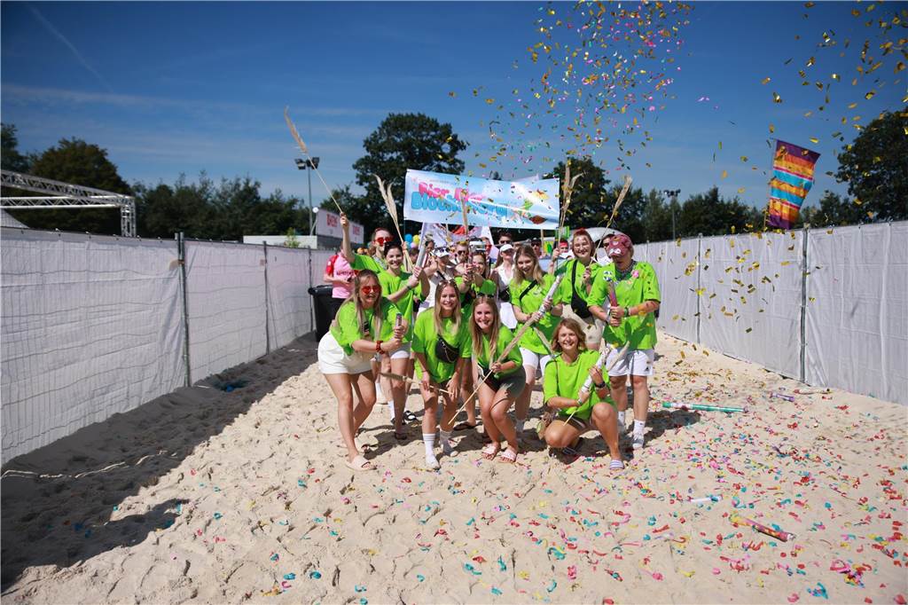 Beim olympischen Einmarsch stellten sich die Teams des Dodgeball Beach Cups in bunten Kostümen vor.