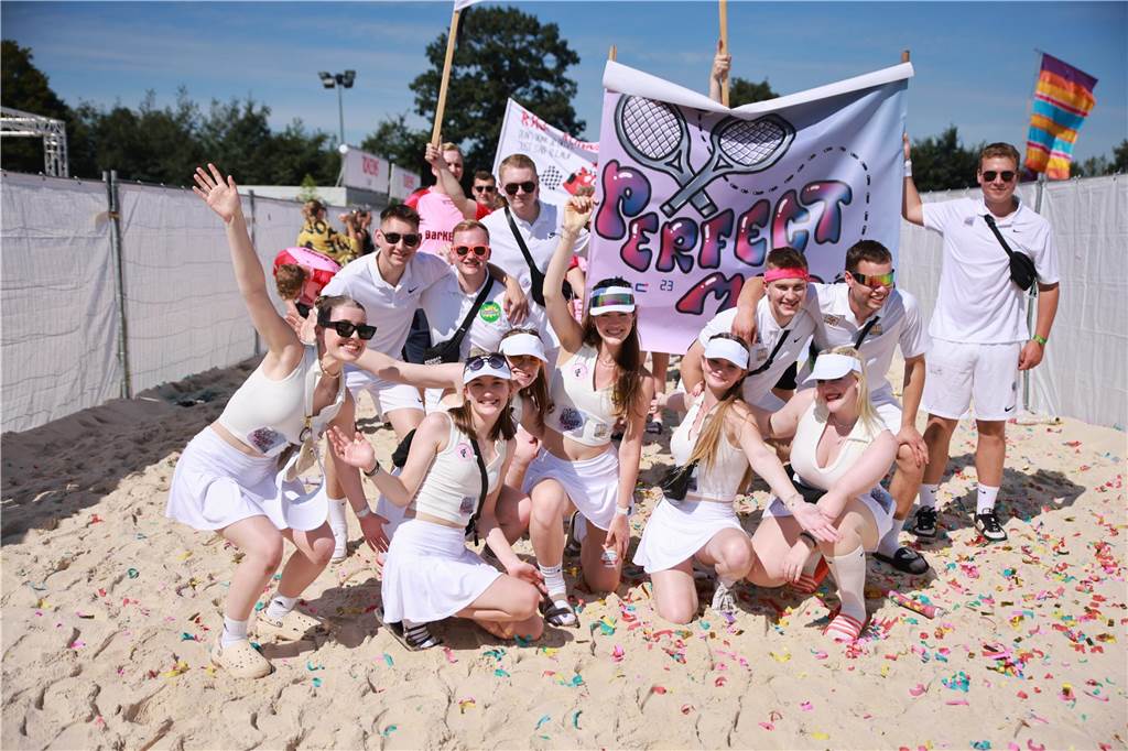 Beim olympischen Einmarsch stellten sich die Teams des Dodgeball Beach Cups in bunten Kostümen vor.