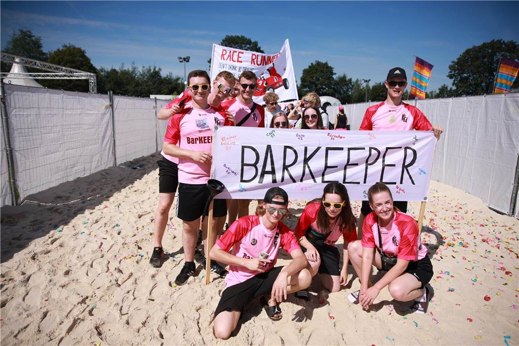 Beim olympischen Einmarsch stellten sich die Teams des Dodgeball Beach Cups in bunten Kostümen vor.