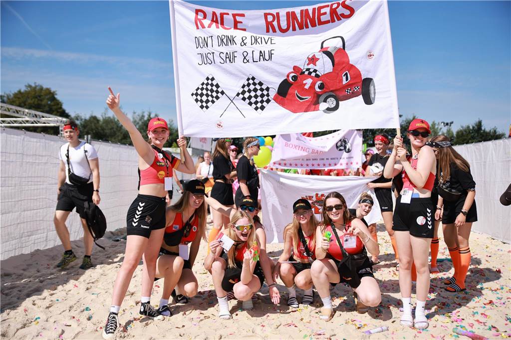 Beim olympischen Einmarsch stellten sich die Teams des Dodgeball Beach Cups in bunten Kostümen vor.