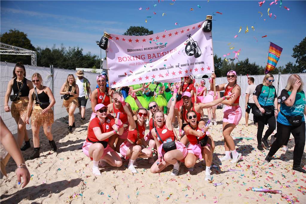 Beim olympischen Einmarsch stellten sich die Teams des Dodgeball Beach Cups in bunten Kostümen vor.
