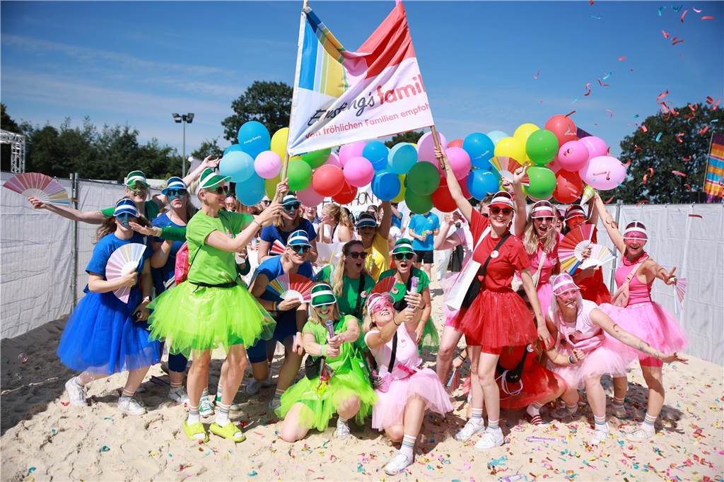 Beim olympischen Einmarsch stellten sich die Teams des Dodgeball Beach Cups in bunten Kostümen vor.