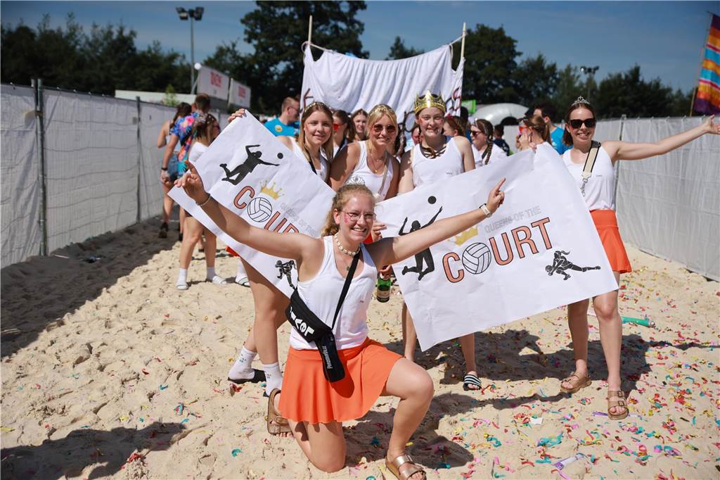 Beim olympischen Einmarsch stellten sich die Teams des Dodgeball Beach Cups in bunten Kostümen vor.