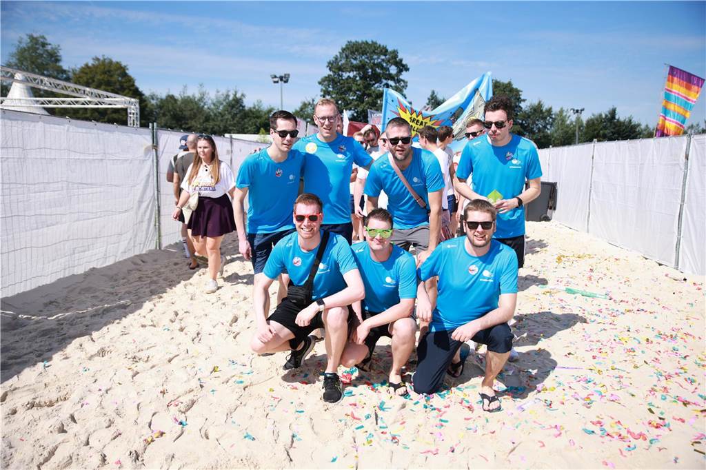 Beim olympischen Einmarsch stellten sich die Teams des Dodgeball Beach Cups in bunten Kostümen vor.