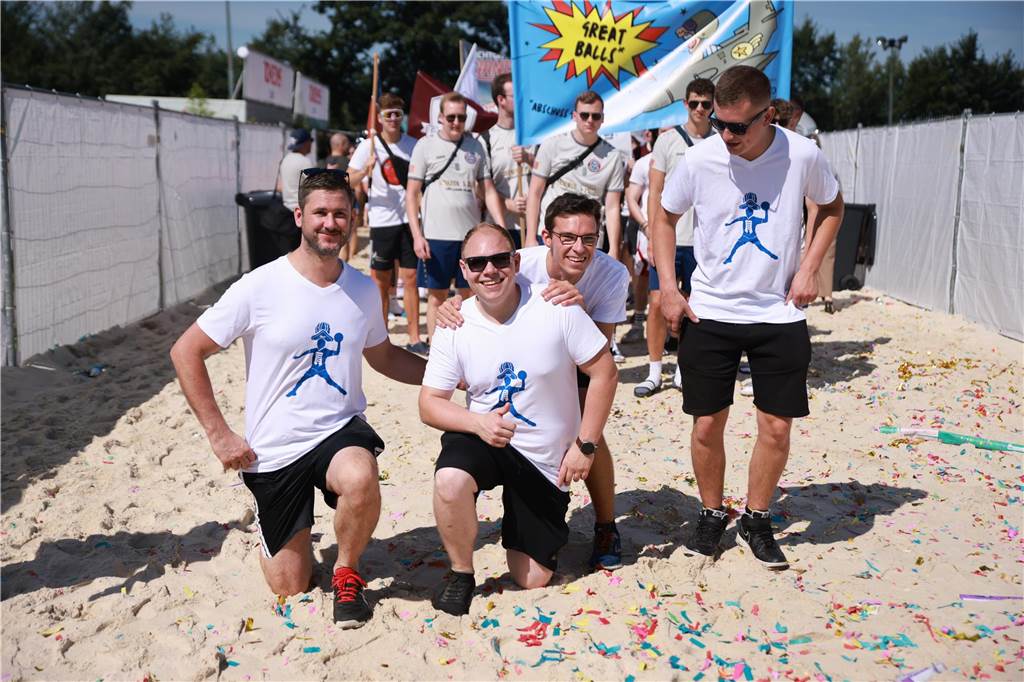 Beim olympischen Einmarsch stellten sich die Teams des Dodgeball Beach Cups in bunten Kostümen vor.
