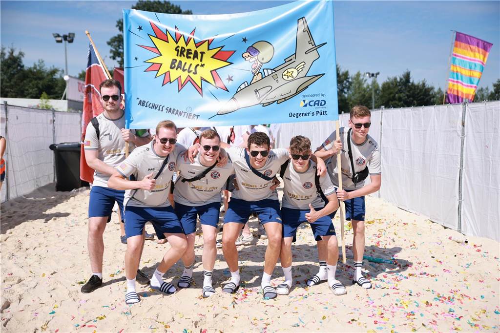 Beim olympischen Einmarsch stellten sich die Teams des Dodgeball Beach Cups in bunten Kostümen vor.