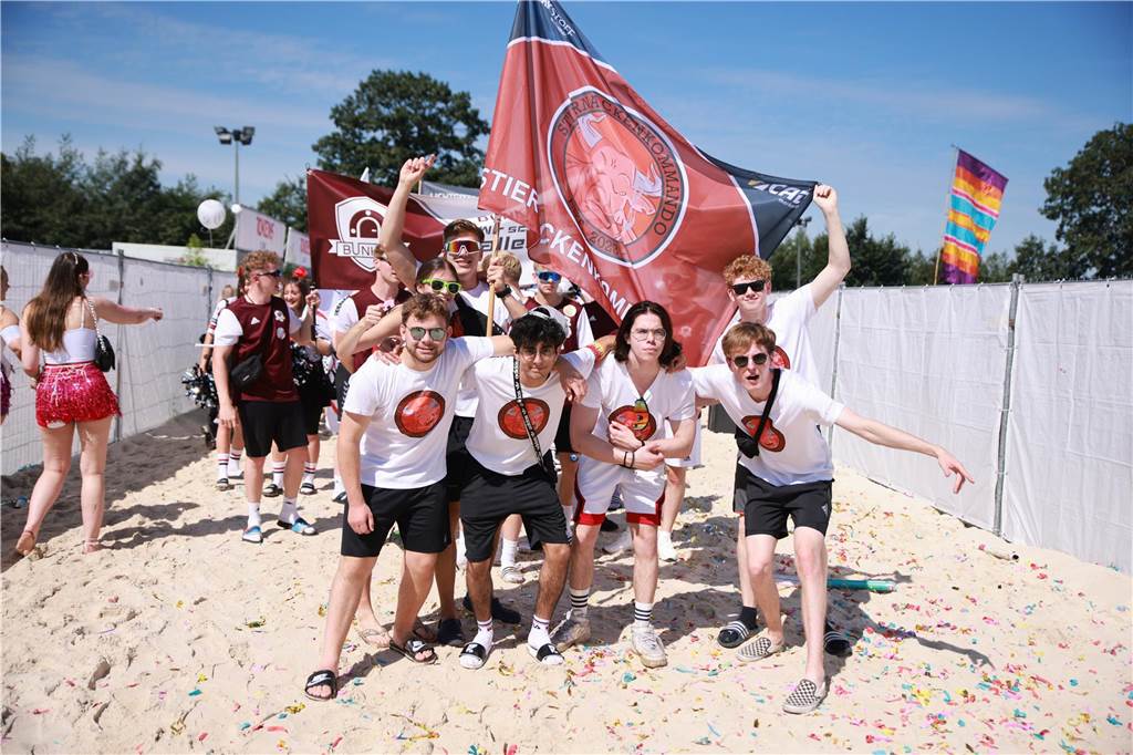 Beim olympischen Einmarsch stellten sich die Teams des Dodgeball Beach Cups in bunten Kostümen vor.