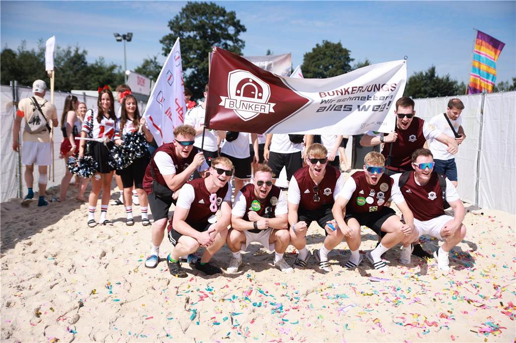 Beim olympischen Einmarsch stellten sich die Teams des Dodgeball Beach Cups in bunten Kostümen vor.