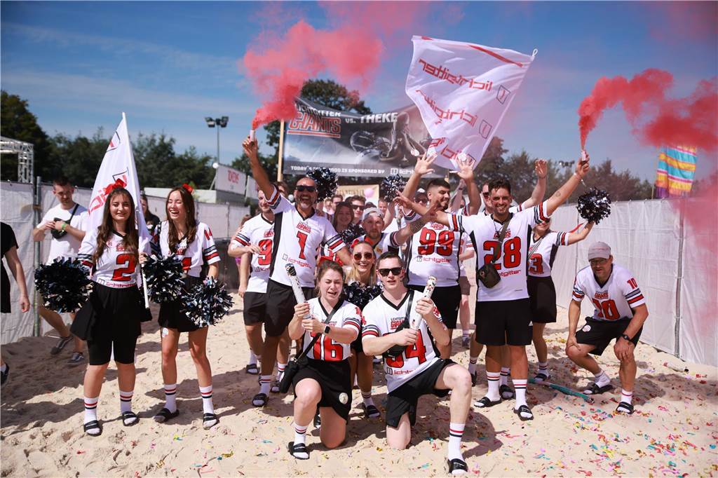 Beim olympischen Einmarsch stellten sich die Teams des Dodgeball Beach Cups in bunten Kostümen vor.