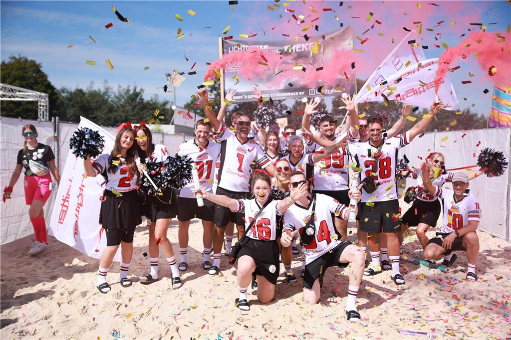 Beim olympischen Einmarsch stellten sich die Teams des Dodgeball Beach Cups in bunten Kostümen vor.