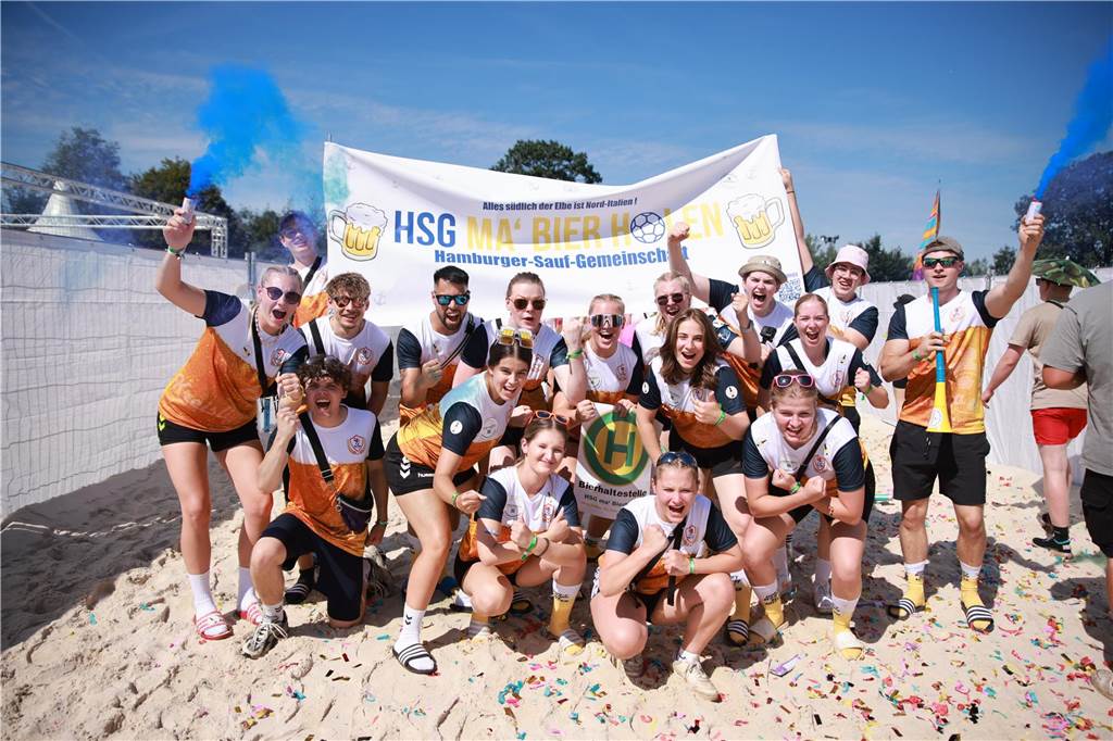 Beim olympischen Einmarsch stellten sich die Teams des Dodgeball Beach Cups in bunten Kostümen vor.