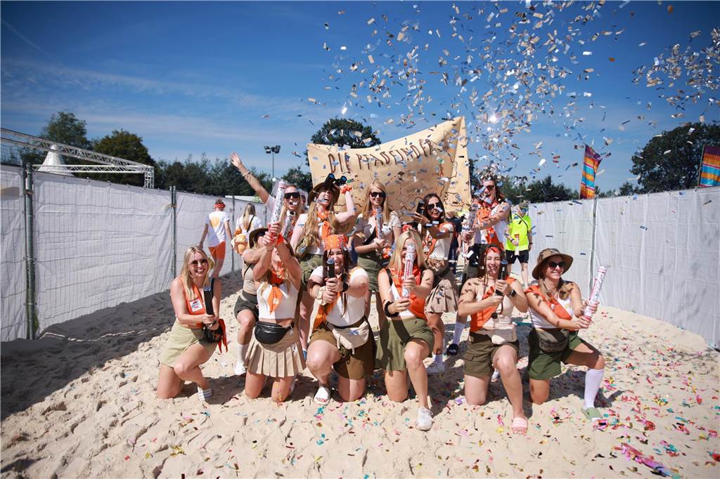Beim olympischen Einmarsch stellten sich die Teams des Dodgeball Beach Cups in bunten Kostümen vor.