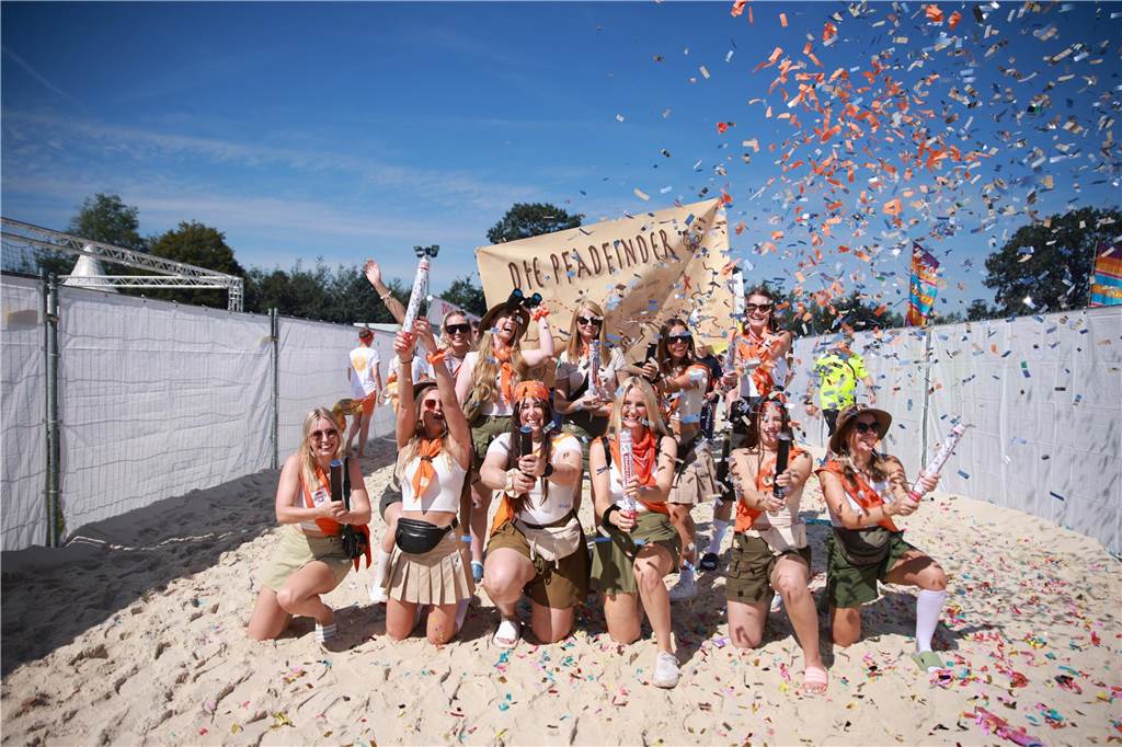 Beim olympischen Einmarsch stellten sich die Teams des Dodgeball Beach Cups in bunten Kostümen vor.