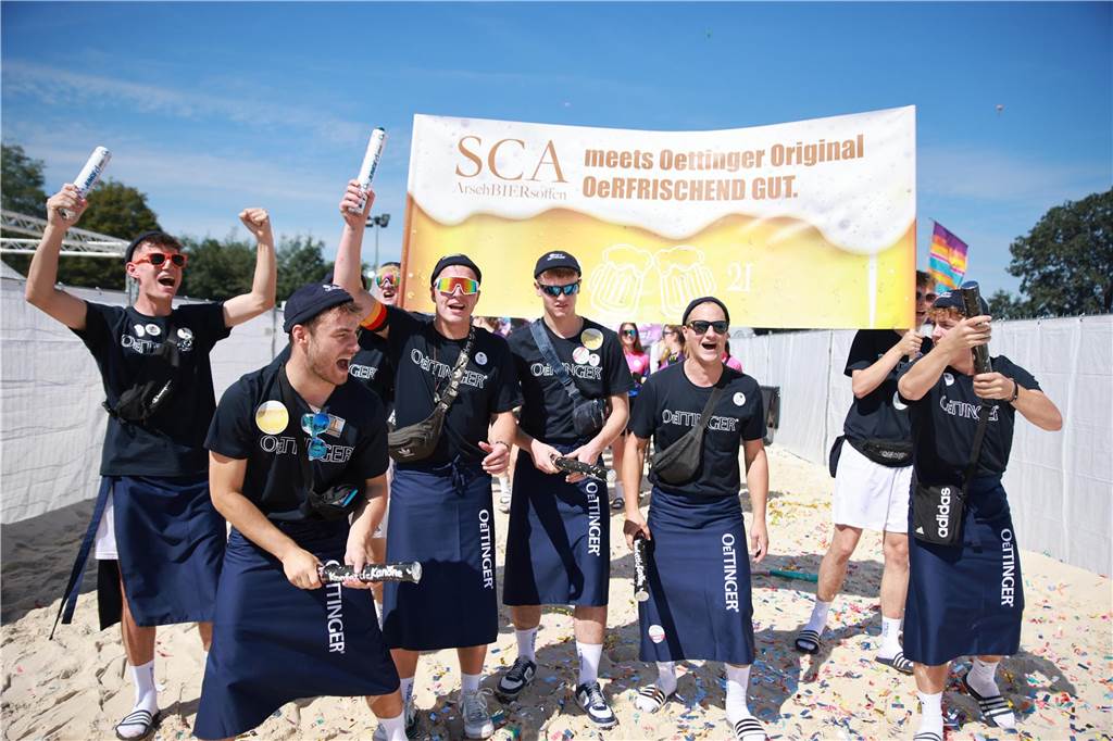 Beim olympischen Einmarsch stellten sich die Teams des Dodgeball Beach Cups in bunten Kostümen vor.