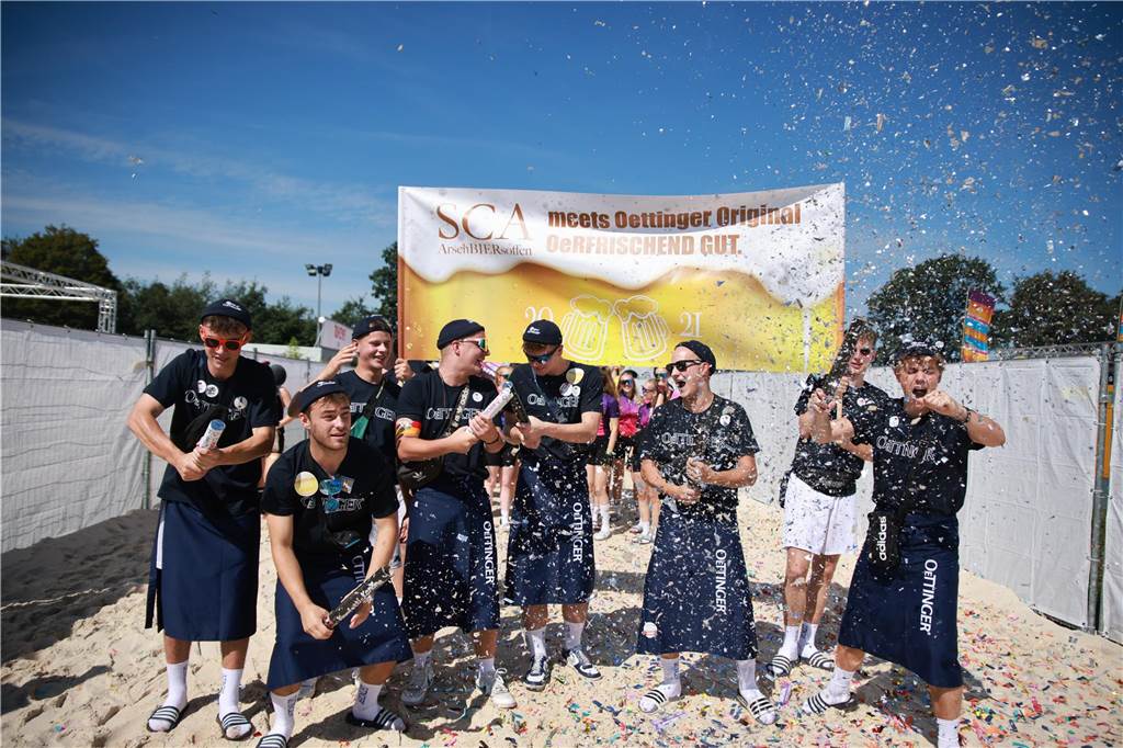 Beim olympischen Einmarsch stellten sich die Teams des Dodgeball Beach Cups in bunten Kostümen vor.
