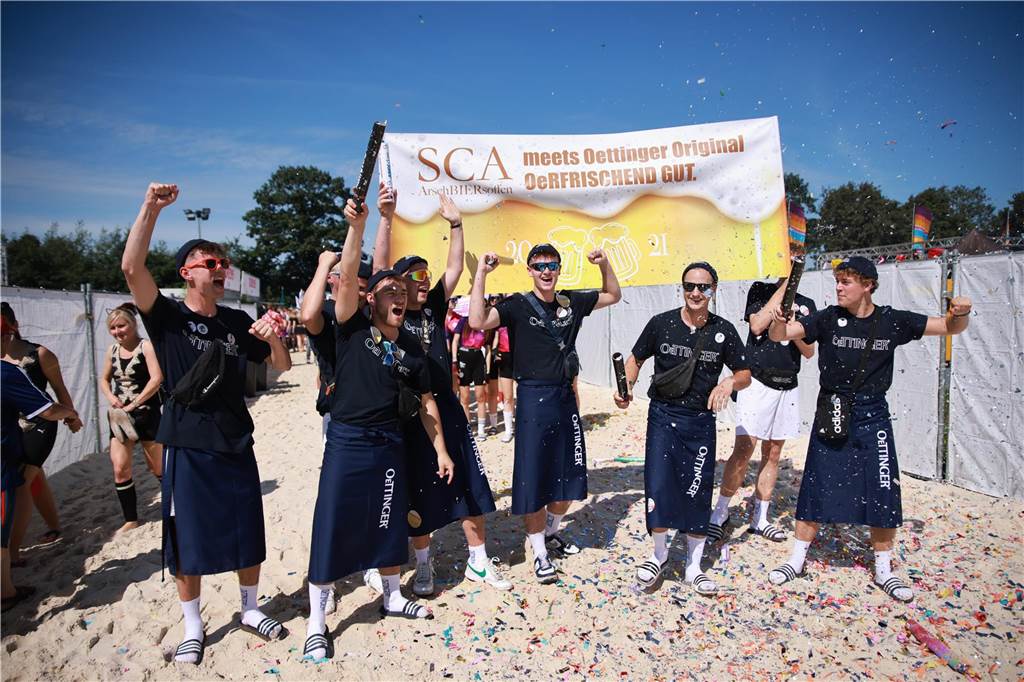 Beim olympischen Einmarsch stellten sich die Teams des Dodgeball Beach Cups in bunten Kostümen vor.