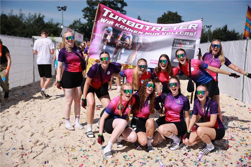 Beim olympischen Einmarsch stellten sich die Teams des Dodgeball Beach Cups in bunten Kostümen vor.